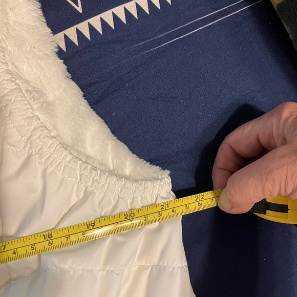 $140 The North Face Mossbud Reversible White Vest. Like new condition. Size XL. - Picture 12 of 13